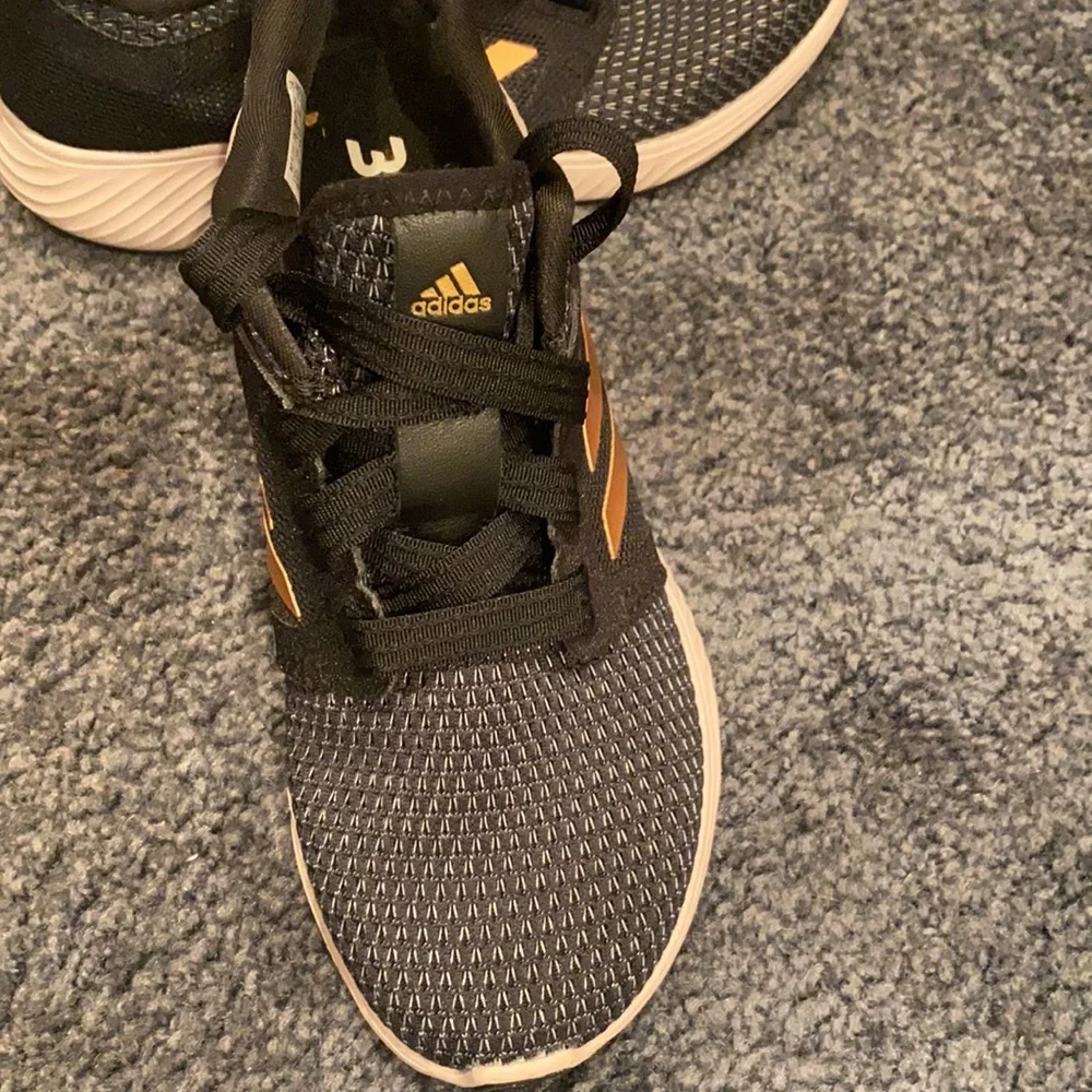 Adidas bounce kids sneakers size 4.5 EUC